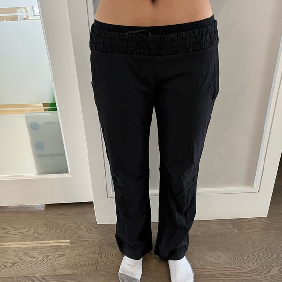 Size 8 Lulu Lemon pants! Perfect for spring. - Picture 1 of 5